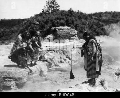 Géographie / voyages, Nouvelle-Zélande, femmes maories bouillant des œufs dans un printemps chaud près de Rotorua, vers les années 1960, Banque D'Images