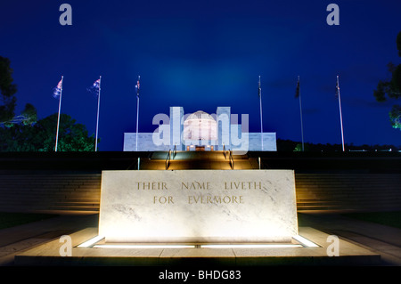 Monument aux morts australien de nuit Canberra Australie // CANBERRA, Australie — le monument aux morts australien illuminé de nuit à Canberra, capitale de l'Australie. Le mémorial, inauguré en 1941, sert de sanctuaire national commémorant le sacrifice des Australiens morts à la guerre. Le bâtiment de style Art déco abrite un vaste musée militaire, un centre de recherche et le Roll of Honour, qui répertorie les noms de plus de 102 000 Australiens morts dans le conflit. Le mémorial est situé au terminus nord de l'axe terrestre cérémoniel de la ville. Banque D'Images