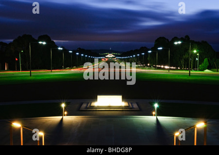 CANBERRA, Australie - vue nocturne de Canberra en regardant depuis les marches du Mémorial australien de la guerre vers l'ancien Parlement et le Parlement au-dessus du lac Burley Griffin le Mémorial australien de la guerre, à Canberra, est un monument national commémorant les sacrifices militaires consentis par les Australiens dans divers conflits au cours de l'histoire. Banque D'Images