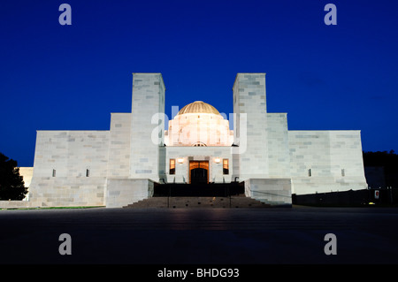 Monument aux morts australien illuminé la nuit Canberra // CANBERRA, Australie — le monument aux morts australien de Canberra, TERRITOIRE DE LA CAPITALE AUSTRALIENNE, illuminé la nuit. Ce monument national commémore les sacrifices militaires consentis par les Australiens dans divers conflits au cours de l'histoire. Le mémorial est un hommage à ceux qui ont servi et sont morts pour la défense de leur pays. Banque D'Images