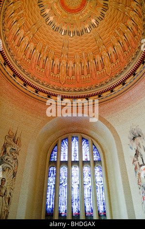 Monument commémoratif de guerre australien Tomb of the Unknown Soldier Interior Canberra Australia // CANBERRA, Australia — intérieur de la tombe du soldat inconnu au monument commémoratif de guerre australien à Canberra, ACT, Australie. L'Australian War Memorial, à Canberra, est un monument national commémorant les sacrifices militaires consentis par les Australiens dans divers conflits au cours de l'histoire. Banque D'Images