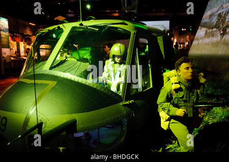 Hélicoptère de guerre du Vietnam Mémorial australien de la guerre Canberra Australie // CANBERRA, Australie — Un hélicoptère de la période de la guerre du Vietnam est exposé au Mémorial australien de la guerre à Canberra, dans le territoire de la capitale australienne. L'Australian War Memorial, créé en 1941, est le monument national australien commémorant le sacrifice des Australiens qui ont servi et sont morts dans toutes les guerres, conflits et opérations de maintien de la paix. Le musée abrite de vastes collections militaires, y compris des avions, des véhicules et des objets de l'histoire militaire de l'Australie, en se concentrant particulièrement sur l'involvem de la nation Banque D'Images