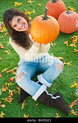 Mixed Race woman holding pumpkin Banque D'Images