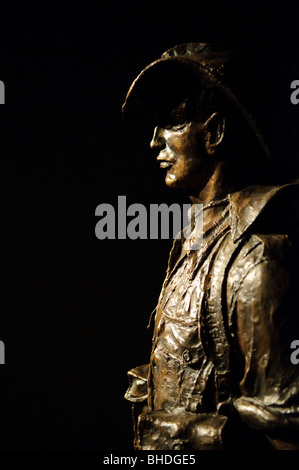 Australian War Memorial Canberra // CANBERRA, TERRITOIRE DE LA CAPITALE AUSTRALIENNE, Australie — Une statue de bronze, représentant probablement un soldat, est exposée au Mémorial australien de la guerre. Ce monument national commémore les sacrifices militaires consentis par les Australiens dans divers conflits au cours de l'histoire. Banque D'Images