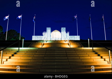 Monument aux morts australien de nuit Canberra Australie // CANBERRA, Australie — le monument aux morts australien illuminé de nuit à Canberra, capitale de l'Australie. Le mémorial, inauguré en 1941, sert de sanctuaire national commémorant le sacrifice des Australiens morts à la guerre. Le bâtiment de style Art déco abrite un vaste musée militaire, un centre de recherche et le Roll of Honour, qui répertorie les noms de plus de 102 000 Australiens morts dans le conflit. Le mémorial est situé au terminus nord de l'axe terrestre cérémoniel de la ville. Banque D'Images