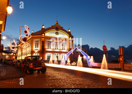 La construction du théâtre et quelques décorations de Noël dans la ville de Ribeira Grande. Açores, Portugal. Banque D'Images