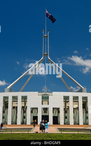 Parliament House Canberra Australie // CANBERRA, Australie — Parliament House est le lieu de réunion du Parlement australien. Il est situé à Canberra, la capitale de l'Australie. Il a été ouvert le 9 mai 1988 par la reine Elizabeth II, reine d'Australie[1]. Son coût de construction était de plus de 1,1 milliards de dollars. Au moment de sa construction, il était le bâtiment le plus cher de l'hémisphère sud. Avant 1988, le Parlement australien se réunissait dans le Parlement provisoire, qui est maintenant connu sous le nom de « Old Parliament House ». Banque D'Images