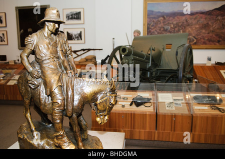 CANBERRA, AUSTRALIE - Statue de Simpson et son âne à l'Australian War Memorial à Canberra, ACT, Australie. John (Jack) Simpson Kirkpatrick (6 juillet 1892-19 mai 1915 23 ans) était un brancardier avec l'Australian and New Zealand Army Corps pendant la campagne de Gallipoli, dans la Première Guerre mondiale après l'atterrissage à Anzac Cove le 25 avril 1915, il a obtenu un âne et a commencé à mener l'Empire britannique blessé des soldats de première ligne de la plage, pour l'évacuation. Il a poursuivi ce travail pour trois semaines et demie, souvent sous le feu, jusqu'à ce qu'il a été tué. Simpson et son âne sont un élément clé de la Banque D'Images