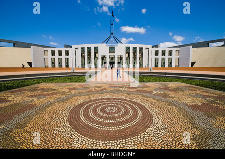 CANBERRA, AUSTRALIE - l'avant de la Maison du Parlement, doté d''un sol carrelé autochtones dans la conception sur le terrain. La Maison du Parlement est le lieu de réunion du Parlement de l'Australie. Il est situé à Canberra, la capitale de l'Australie. Il a été ouvert le 9 mai 1988 par la reine Elizabeth II, reine d'Australie.[1] Sa construction a coûté plus de 1,1 milliards de dollars. À l'époque de sa construction c'était le bâtiment le plus cher dans l'hémisphère Sud. Avant 1988, le Parlement de l'Australie se sont réunis à la maison du parlement provisoire, qui est maintenant connu sous le nom de 'Old Parliament House'. Banque D'Images