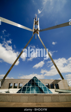 Parliament House Canberra Australie // CANBERRA, Australie — Parliament House est le lieu de réunion du Parlement australien. Il est situé à Canberra, la capitale de l'Australie. Il a été inauguré le 9 mai 1988 par la reine Elizabeth II, reine d'Australie. Son coût de construction dépassait les 1,1 milliards de dollars. Au moment de sa construction, il était le bâtiment le plus cher de l'hémisphère sud. Avant 1988, le Parlement australien se réunissait dans le Parlement provisoire, qui est maintenant connu sous le nom de « Old Parliament House ». Banque D'Images