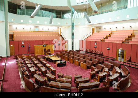 CANBERRA, AUSTRALIE - L'édifice du Sénat suit le schéma de couleur de la Chambre des Lords, décoré en rouge, cette fois mis en sourdine pour les teintes de l'ocre, suggérant la terre et les couleurs de l'outback. La Maison du Parlement est le lieu de réunion du Parlement de l'Australie. Il est situé à Canberra, la capitale de l'Australie. Il a été ouvert le 9 mai 1988 par la reine Elizabeth II, reine d'Australie.[1] Sa construction a coûté plus de 1,1 milliards de dollars. À l'époque de sa construction c'était le bâtiment le plus cher dans l'hémisphère Sud. Avant 1988, le Parlement de l'Australie se sont réunis dans l'ordre du jour provisoire Banque D'Images