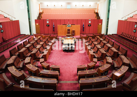 CANBERRA, AUSTRALIE - L'édifice du Sénat suit le schéma de couleur de la Chambre des Lords, décoré en rouge, cette fois mis en sourdine pour les teintes de l'ocre, suggérant la terre et les couleurs de l'outback. La Maison du Parlement est le lieu de réunion du Parlement de l'Australie. Il est situé à Canberra, la capitale de l'Australie. Il a été ouvert le 9 mai 1988 par la reine Elizabeth II, reine d'Australie.[1] Sa construction a coûté plus de 1,1 milliards de dollars. À l'époque de sa construction c'était le bâtiment le plus cher dans l'hémisphère Sud. Avant 1988, le Parlement de l'Australie se sont réunis dans l'ordre du jour provisoire Banque D'Images