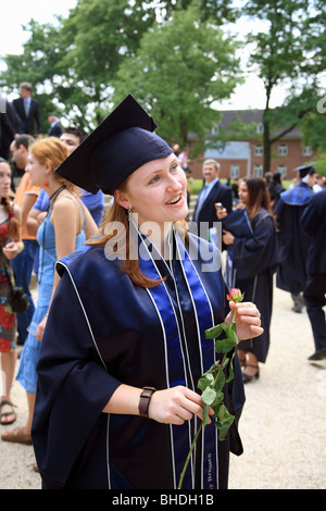 Un graduate holding rose rouge dans sa main, à l'université Jacobs de Brême, Allemagne Banque D'Images