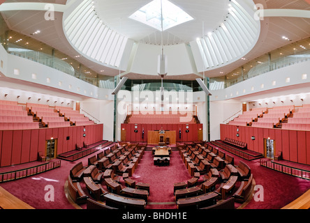 CANBERRA, AUSTRALIE - L'édifice du Sénat suit le schéma de couleur de la Chambre des Lords, décoré en rouge, cette fois mis en sourdine pour les teintes de l'ocre, suggérant la terre et les couleurs de l'outback. La Maison du Parlement est le lieu de réunion du Parlement de l'Australie. Il est situé à Canberra, la capitale de l'Australie. Il a été ouvert le 9 mai 1988 par la reine Elizabeth II, reine d'Australie.[1] Sa construction a coûté plus de 1,1 milliards de dollars. À l'époque de sa construction c'était le bâtiment le plus cher dans l'hémisphère Sud. Avant 1988, le Parlement de l'Australie se sont réunis dans l'ordre du jour provisoire Banque D'Images