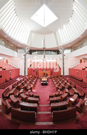 CANBERRA, AUSTRALIE - L'édifice du Sénat suit le schéma de couleur de la Chambre des Lords, décoré en rouge, cette fois mis en sourdine pour les teintes de l'ocre, suggérant la terre et les couleurs de l'outback. La Maison du Parlement est le lieu de réunion du Parlement de l'Australie. Il est situé à Canberra, la capitale de l'Australie. Il a été ouvert le 9 mai 1988 par la reine Elizabeth II, reine d'Australie.[1] Sa construction a coûté plus de 1,1 milliards de dollars. À l'époque de sa construction c'était le bâtiment le plus cher dans l'hémisphère Sud. Avant 1988, le Parlement de l'Australie se sont réunis dans l'ordre du jour provisoire Banque D'Images