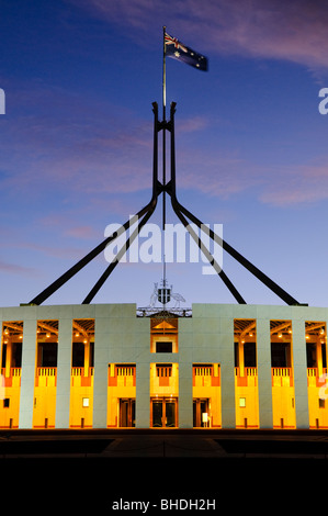 Parliament House Canberra Australie // CANBERRA, Australie — Parliament House est le lieu de réunion du Parlement australien. Il est situé à Canberra, la capitale de l'Australie. Il a été inauguré le 9 mai 1988 par la reine Elizabeth II, reine d'Australie. Son coût de construction dépassait les 1,1 milliards de dollars. Au moment de sa construction, il était le bâtiment le plus cher de l'hémisphère sud. Avant 1988, le Parlement australien se réunissait dans le Parlement provisoire, qui est maintenant connu sous le nom de « Old Parliament House ». Banque D'Images