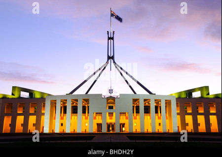 CANBERRA, AUSTRALIE - La Maison du Parlement est le lieu de réunion du Parlement de l'Australie. Il est situé à Canberra, la capitale de l'Australie. Il a été ouvert le 9 mai 1988 par la reine Elizabeth II, reine d'Australie.[1] Sa construction a coûté plus de 1,1 milliards de dollars. À l'époque de sa construction c'était le bâtiment le plus cher dans l'hémisphère Sud. Avant 1988, le Parlement de l'Australie se sont réunis à la maison du parlement provisoire, qui est maintenant connu sous le nom de 'Old Parliament House'. Banque D'Images