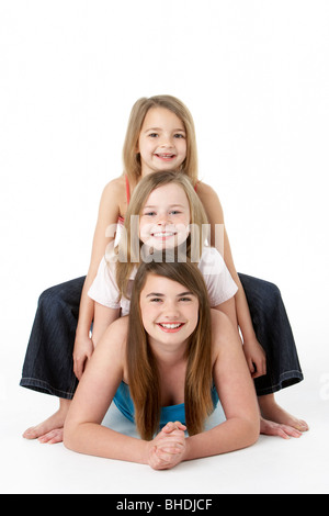 Trois jeunes filles portant sur l'estomac en Studio Banque D'Images