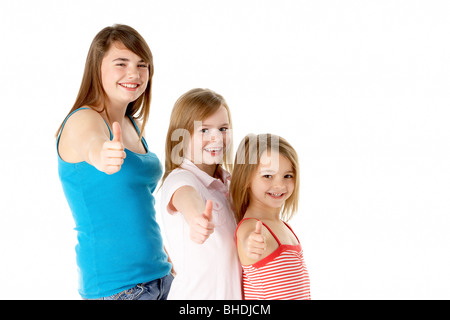 Trois filles Giving Thumbs Up geste dans Studio Banque D'Images