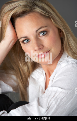 Studio Portrait of Woman Wearing White Shirt Banque D'Images