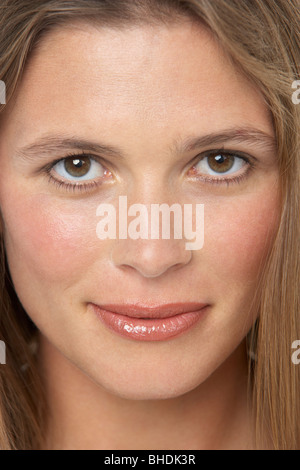 Close Up Portrait Of Smiling Young Woman Banque D'Images
