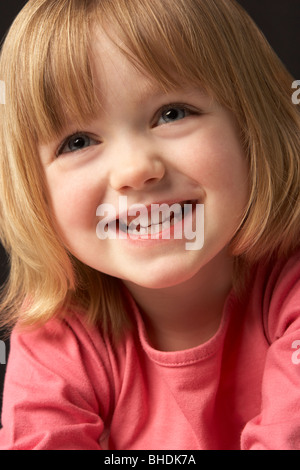 Close Up Portrait Of Smiling Young Girl Banque D'Images