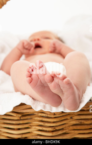 Close Up Of Baby's feet on Towel Banque D'Images