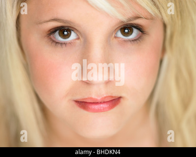 Fermer Studio Portrait of Teenage girl blonde Banque D'Images