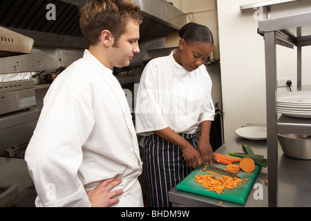 Chef Instructeur stagiaire dans une cuisine de restaurant Banque D'Images