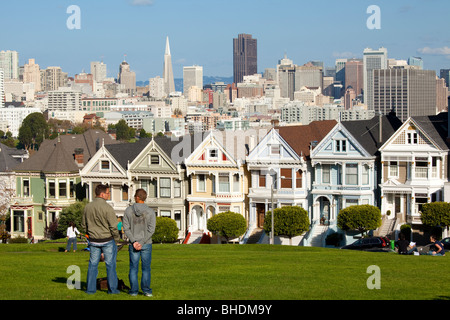 Maisons victoriennes célèbres et Skyline vue d'Alamo Square Banque D'Images