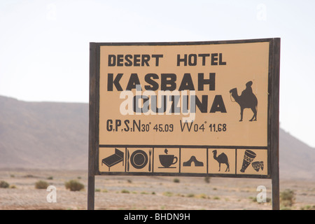 Hotel sign avec GPS site près de la ville de Taouz dans le désert du Sahara, dans le centre du Maroc, près de la frontière algérienne Banque D'Images