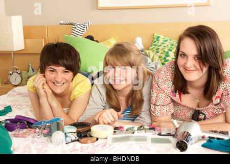 Groupe d'adolescentes dans une chambre en désordre Banque D'Images