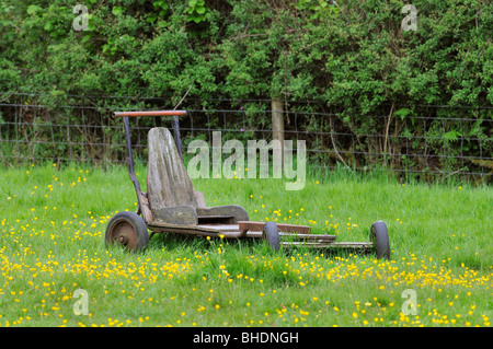 Childs home made chariot d'aller dans un champ de renoncules Banque D'Images
