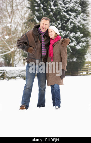 Senior Couple Walking in Snowy Landscape Banque D'Images