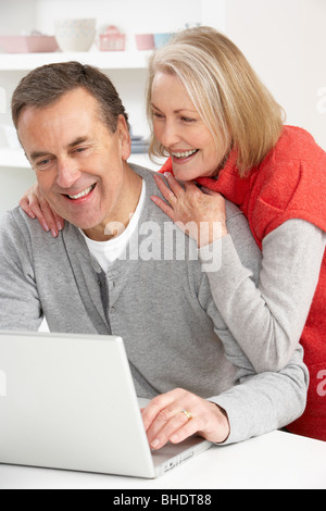 Couple Using Laptop At Home Banque D'Images