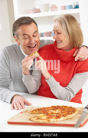 Couple de pizzas à emporter Cuisine en partage Banque D'Images