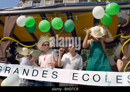 Paris, France, démonstration des LGBT français à Paris gay Pride. Étudiants universitaires du Groupe Banner, activiste des adolescents, hommes Banque D'Images