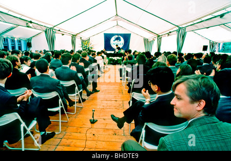 Fon-tainebleau, France, I.N.S.E.A.D. Université remise des diplômes à la cérémonie de remise des diplômes, étudiants universitaires, foule nombreuse, assis derrière, Banque D'Images