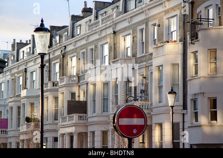 Le soleil du soir tombe sur les maisons mitoyennes sur ou à proximité de Trebovir Road près de la station de métro Earls Court Banque D'Images