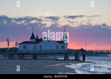 La jetée d'Ahlbeck sur l'Île Baltique Usedom dans la lumière du soir. Le Mecklembourg-Poméranie-Occidentale, Allemagne. Banque D'Images