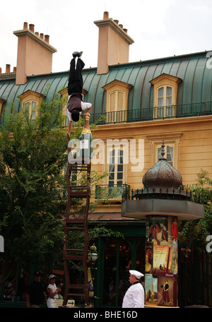 Amuseurs de rue dans Walt Disney World Orlando Floride FL epcot park Banque D'Images
