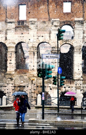 Le colisée sous de fortes chutes de neige, Rome Italie Banque D'Images