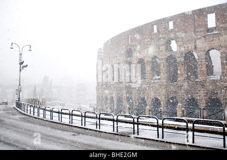 Le colisée sous de fortes chutes de neige, Rome Italie Banque D'Images