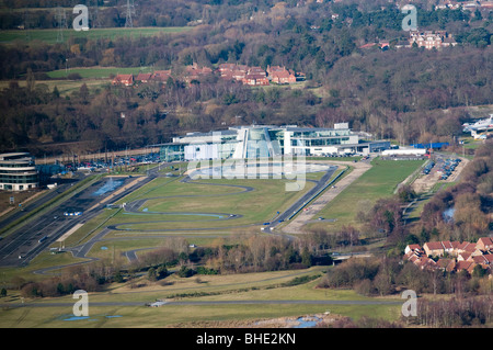 Vue aérienne de Mercedes-Benz World, à Brooklands, Surrey, Angleterre. Banque D'Images