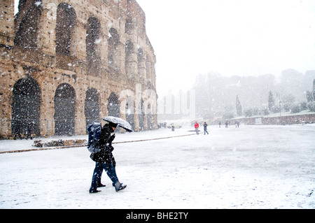 Le colisée sous de fortes chutes de neige, Rome Italie Banque D'Images