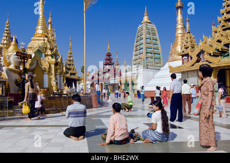 Les dévots prient, verser de l'eau et en faisant des offrandes au Bouddha, Rangoon, Birmanie, Myanmar, Yangon Banque D'Images