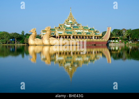 Restaurant Karaweik, Lac Kandawgyi, Rangoon, Birmanie, Myanmar, Yangon Banque D'Images