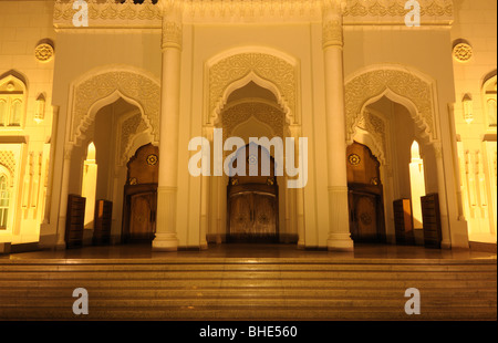 Mosquée de Sharjah est éclairée la nuit. Emirats Arabes Unis Banque D'Images