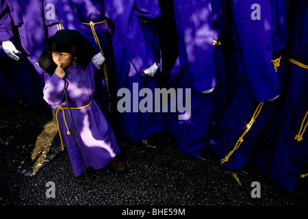 Un enfant espagnol vêtu de la robe penteuse participe à la traditionnelle célébration de la semaine Sainte à Malaga, en Espagne. Banque D'Images