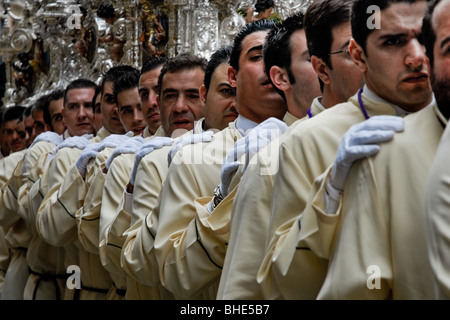 Le trône argenté est porté sur les épaules des porteurs lors de la célébration de Pâques à Malaga, en Espagne. Banque D'Images